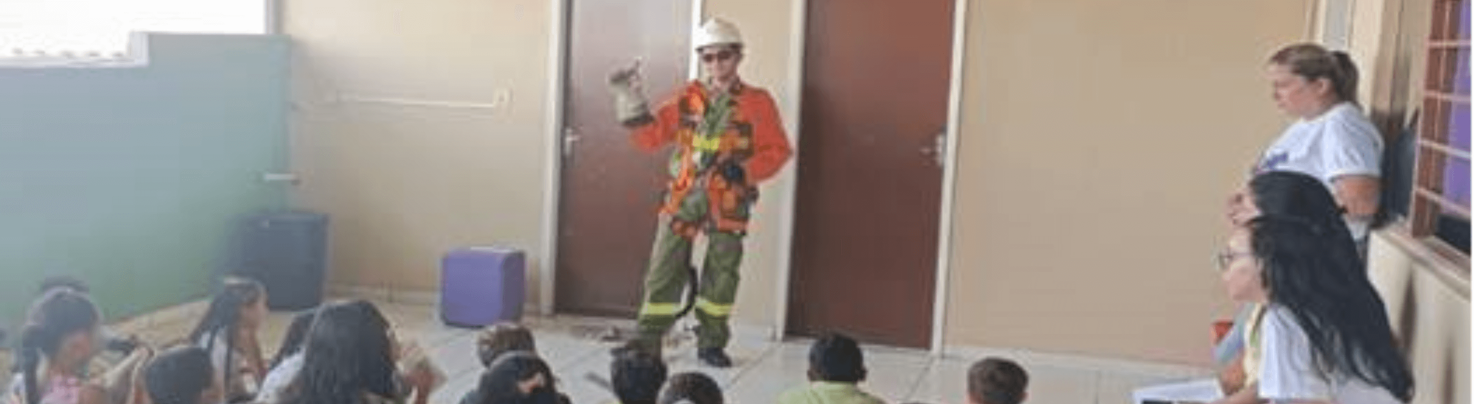 Eletricista da Neoenergia ensinando sobre eletricidade para crianças