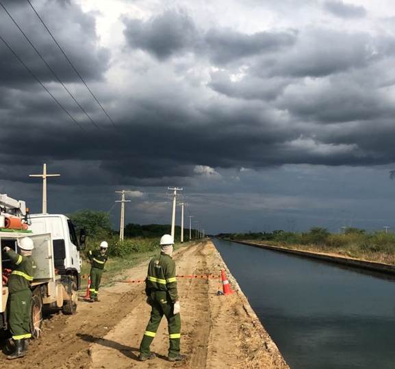 Nuvens carregadas e eletricistas trabalhando