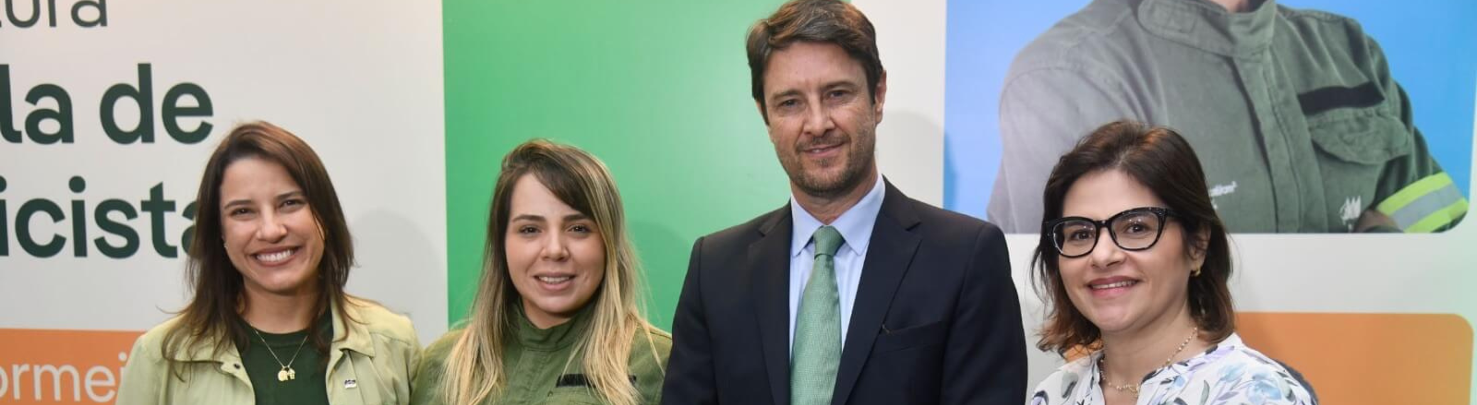 Duas mulheres, um homem e uma mulher. Em sequência, a governadora de Pernambuco, Raquel Lyra, a eletricista da Neoenergia, Gabriela Santos, o diretor presidente da Neoenergia, Eduardo Capelastegui e a vice governadora, Priscila Krause.
