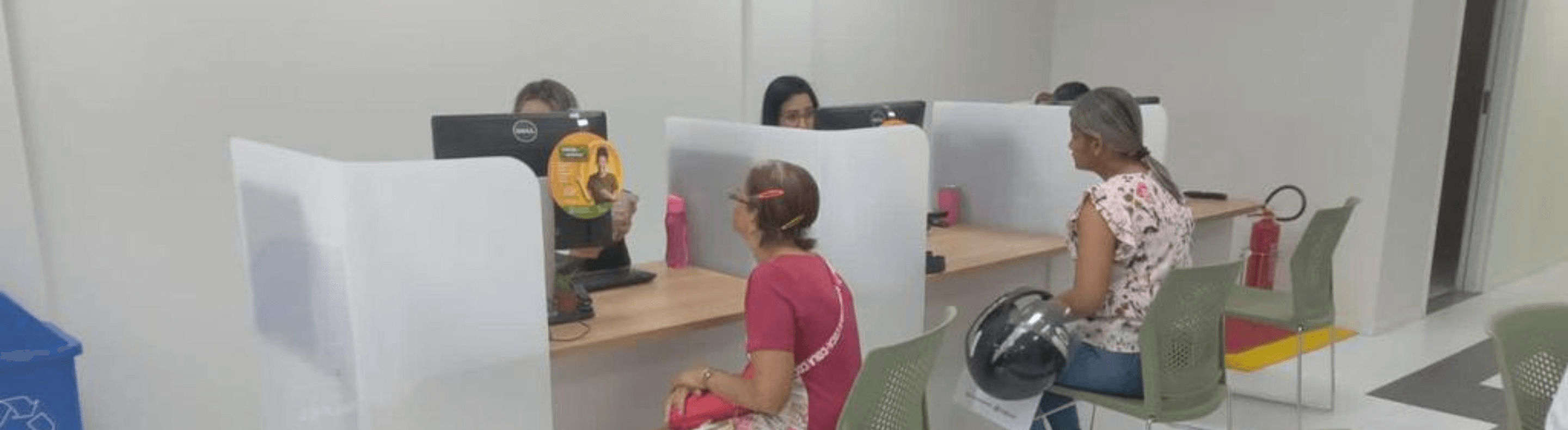 Equipe de atendimento da Neoenergia prestando serviço à clientes