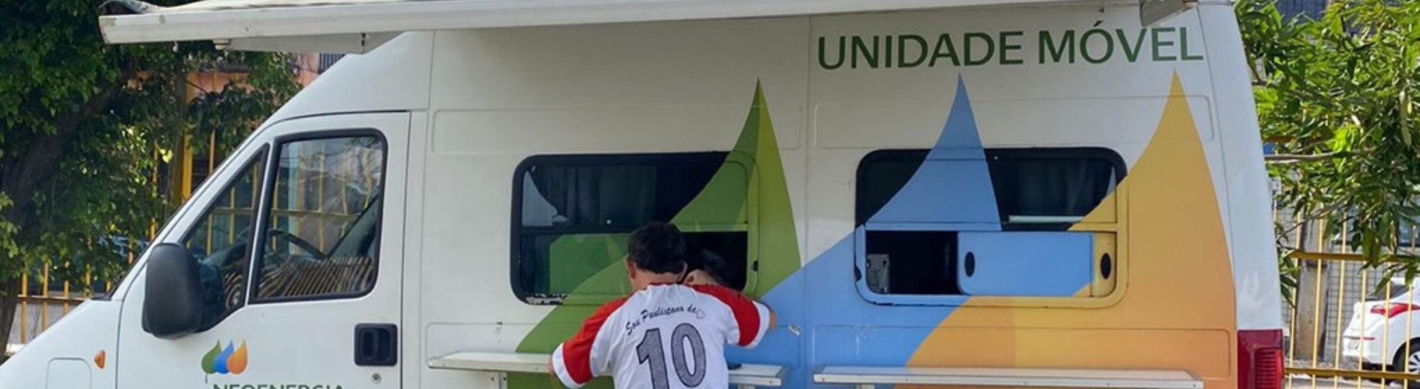 Van do Projeto Energia Com Cidadania atendendo cliente da Neoenergia