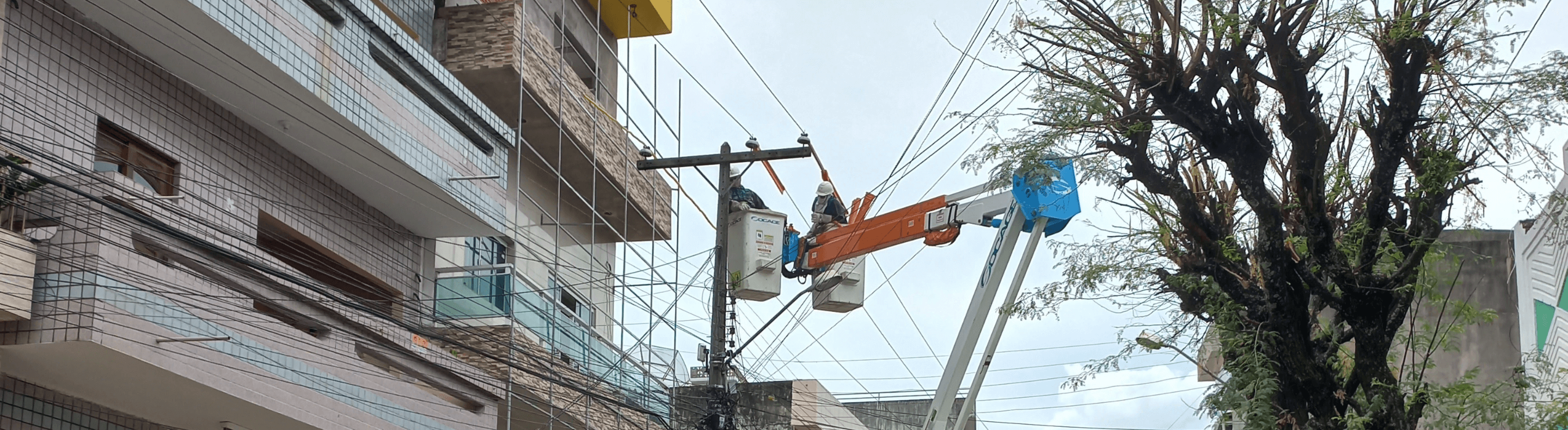 Eletricista em equipamento da Neoenergia trabalhando na fiação do poste
