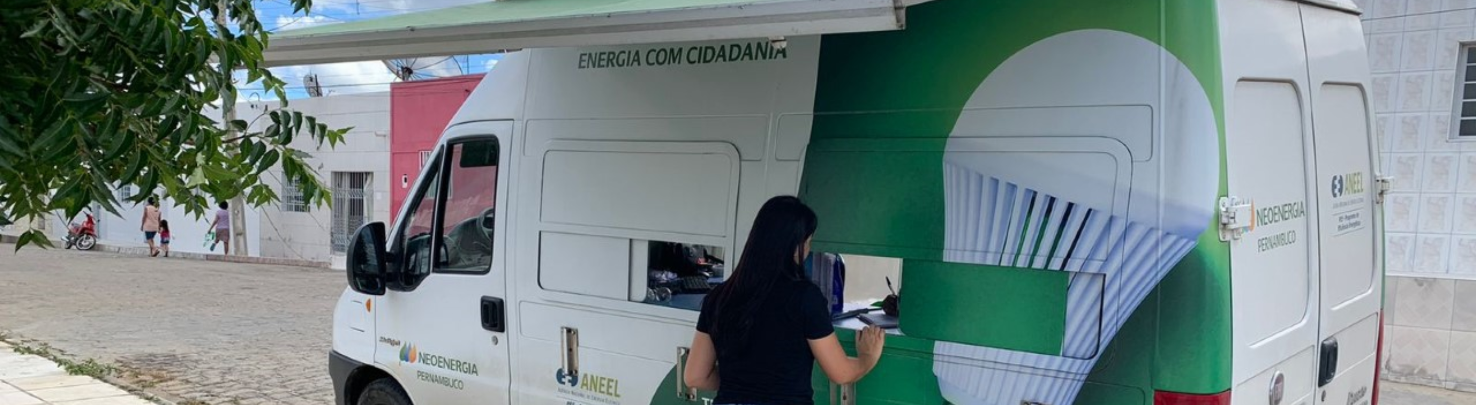 Van do Projeto Energia com Cidadania da Neoenergia trocando lâmpadas de cliente