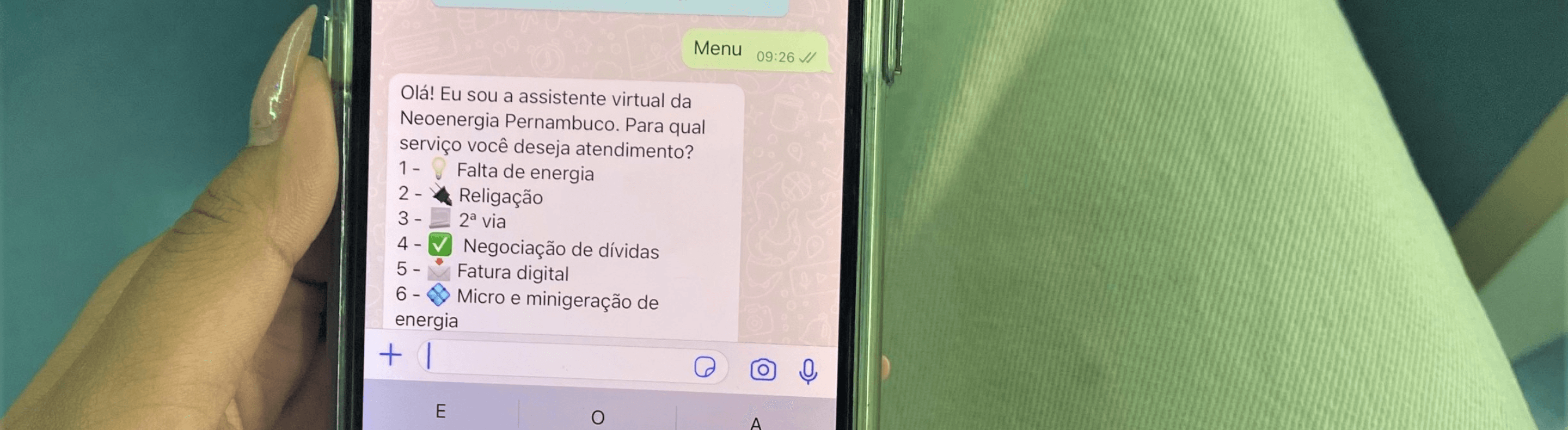 Telefone aberto na conversa de WhatsApp da Neoenergia Pernambuco