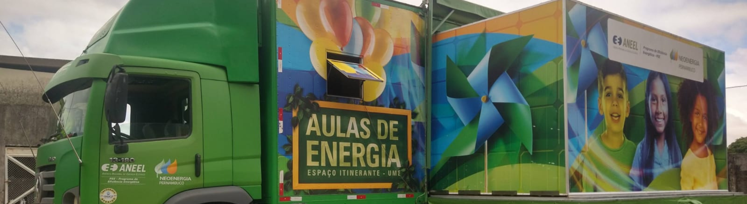 Caminhão do Projeto Aulas de Energia da Neoenergia estacionado