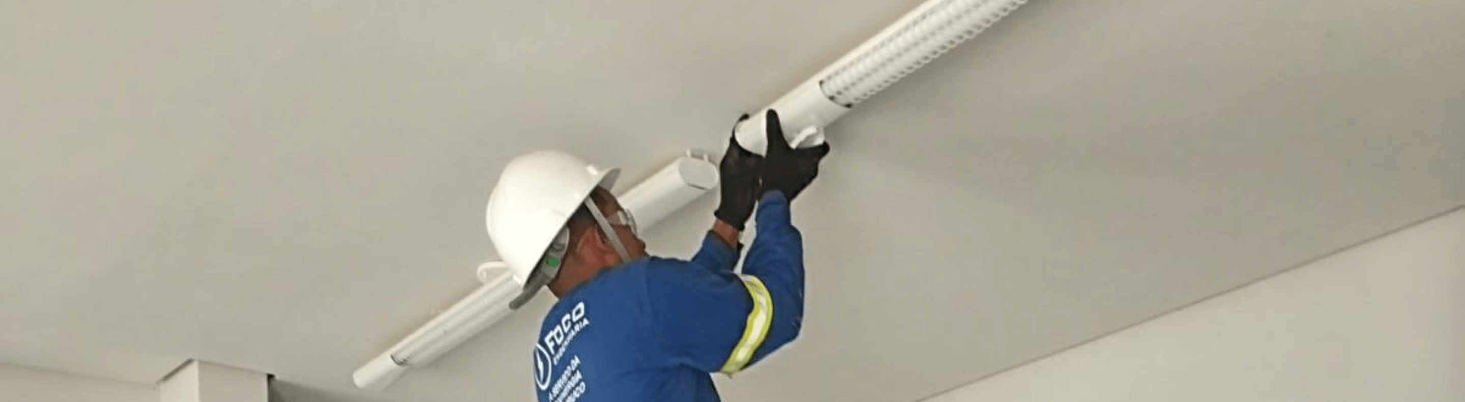 Homem trocando lâmpada