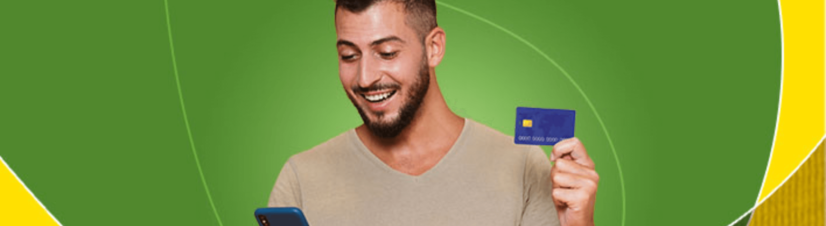 Homem encarando tela de celular em uma mão e na oura mão segurando um cartão. Imagem em um fundo predominante verde