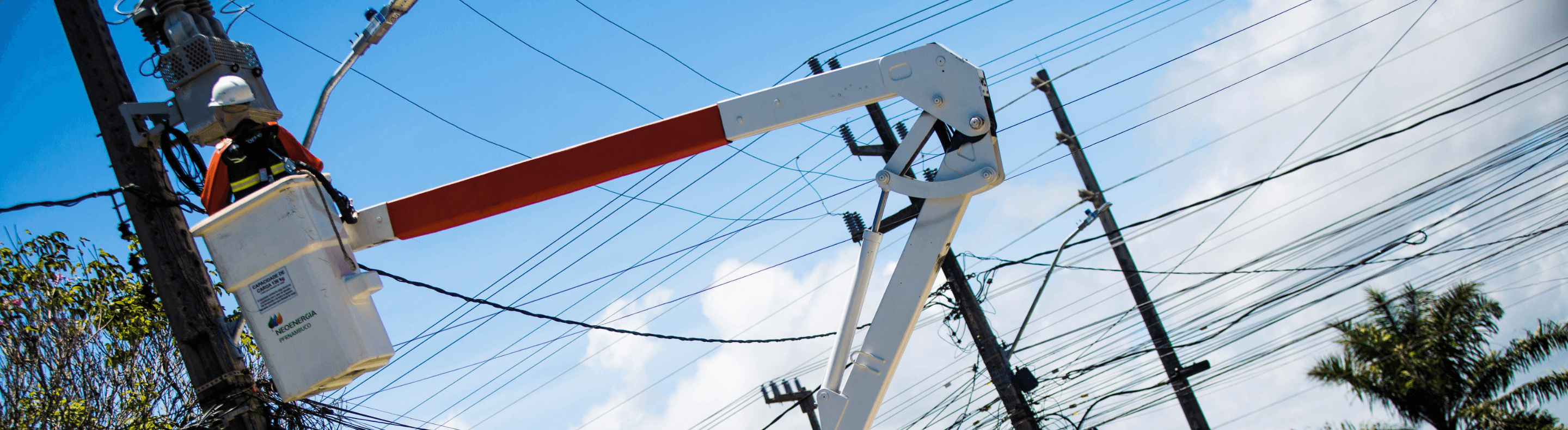 Eletricista da Neoenergia Pernambuco trabalhando em fiação clandestina no poste