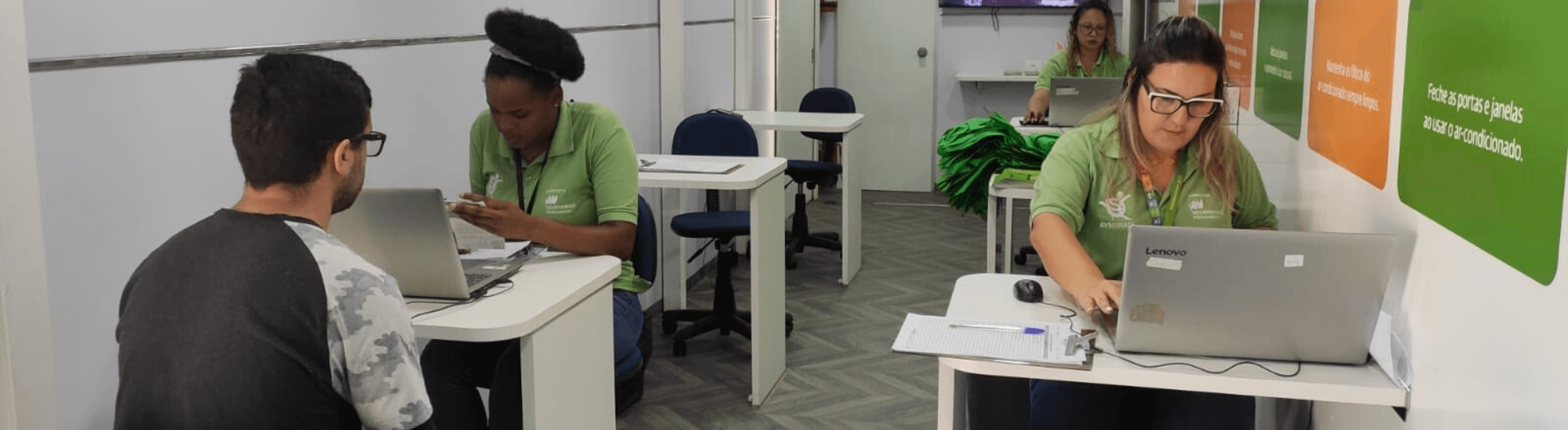 Colaboradoras da Neoenergia Pernambuco atendento cliente para realizar a troca de lâmpada LED