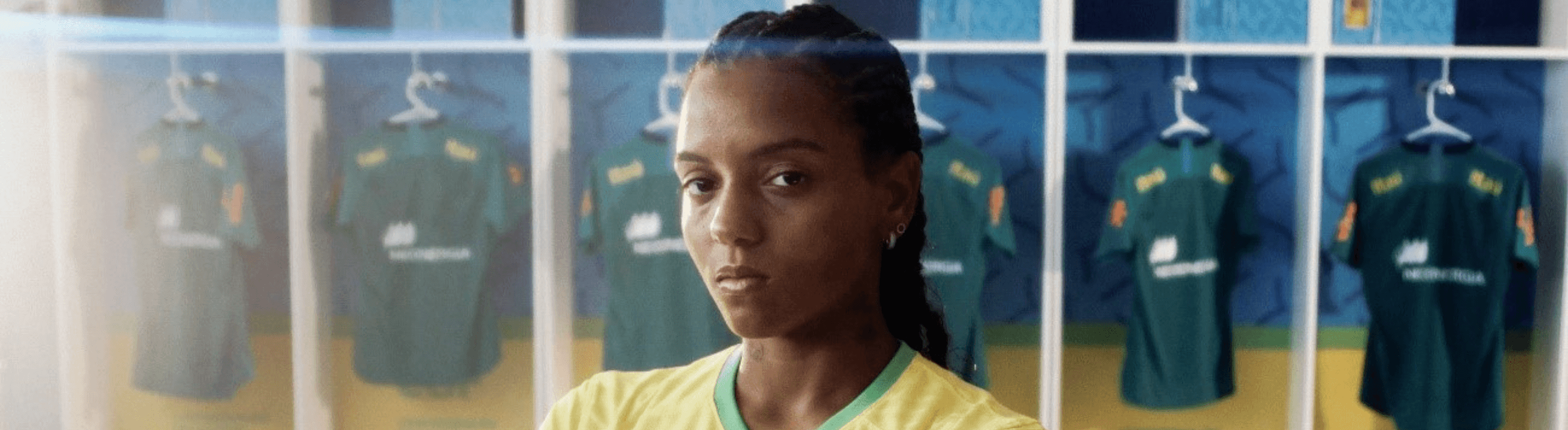 Jogadora da selção feminina brasileira, Geyse, posando para foto