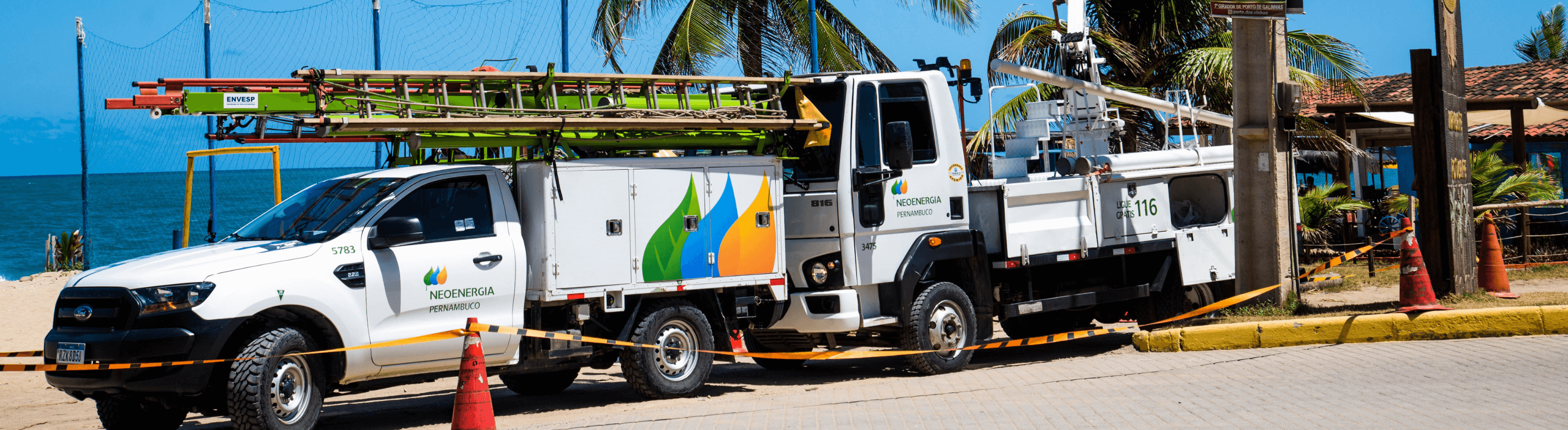 Caminhões da Neoenergia Pernambuco estacionados