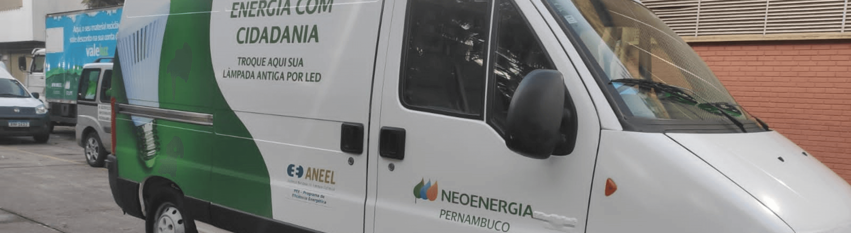 Van do Projeto Energia com Cidadania estacionada na calçada