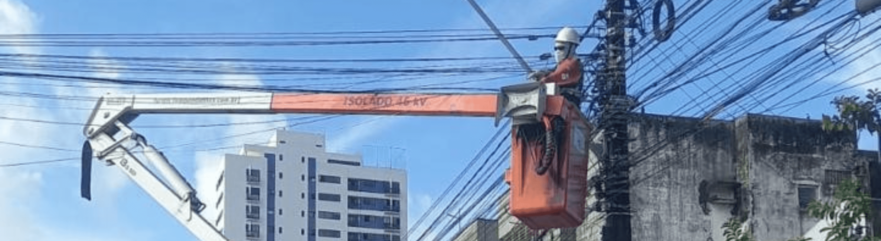 Profissional da Neoenergia Pernambuco em atuação
