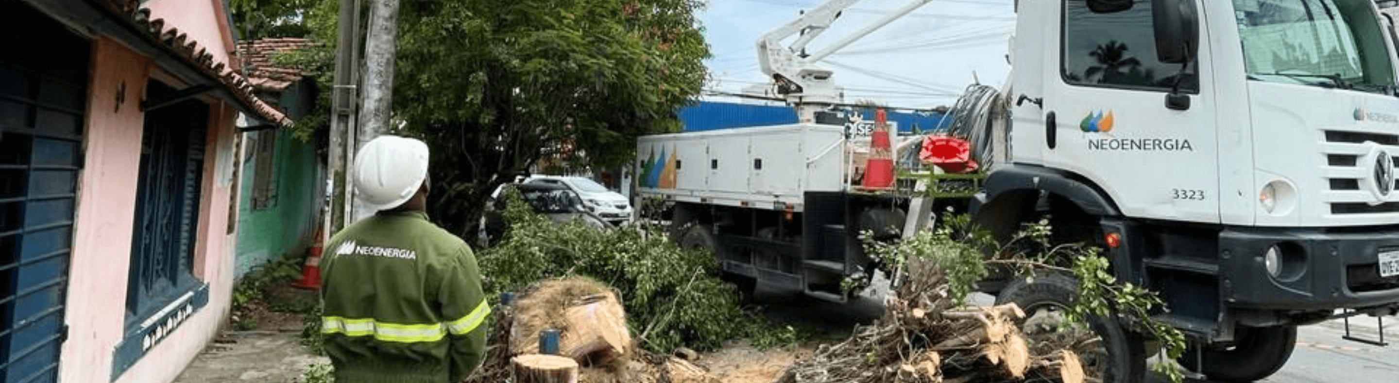 Profissional da Neoenergia Pernambuco inspecionando local afetado pela chuva