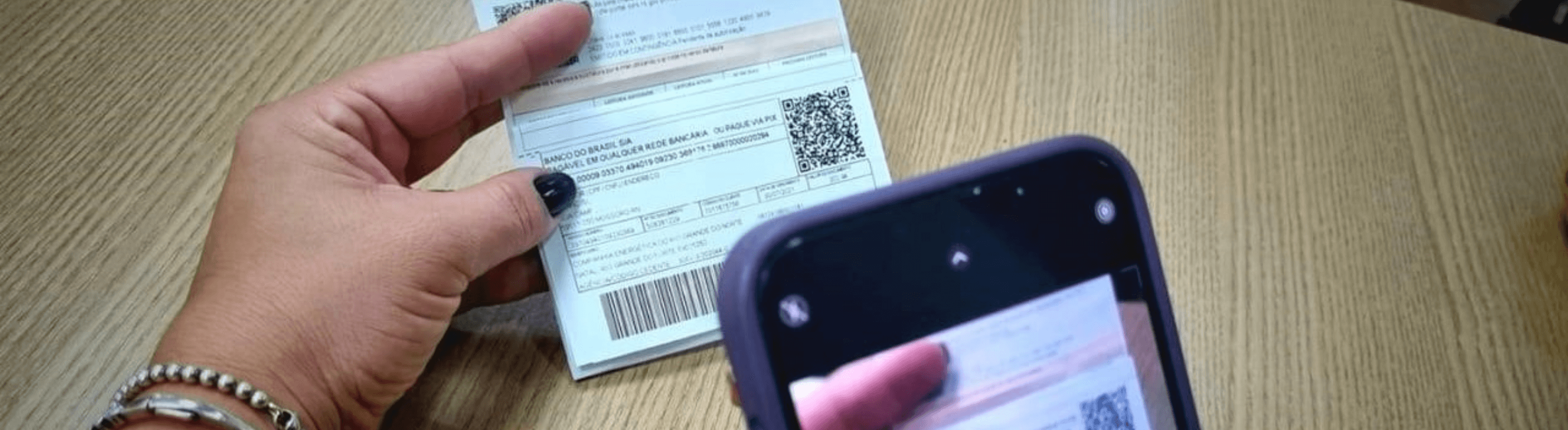 Cliente pagando conta pelo telefone
