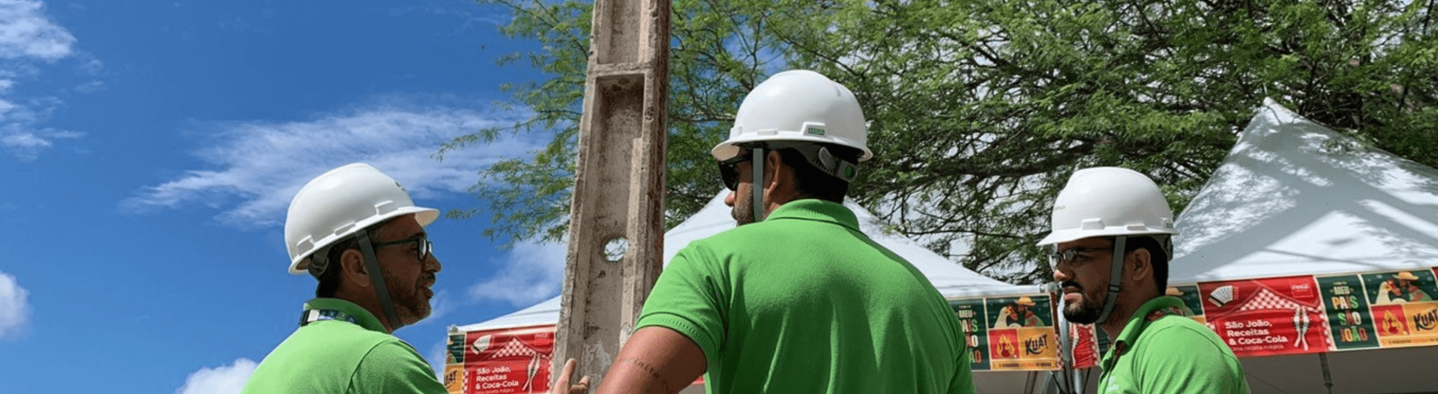 Técnicos da Neoenergia Pernambuco inspecionando local da festa de são joão em Caruaru