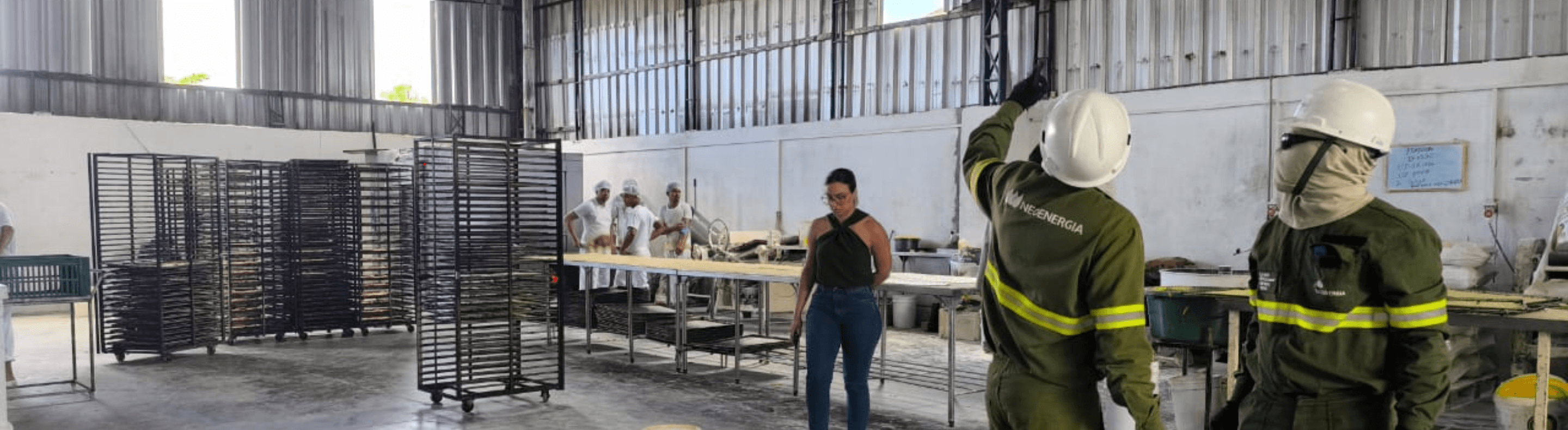 Técnicos da Neoenergia Pernambuco inspecionando local por desvio de energia