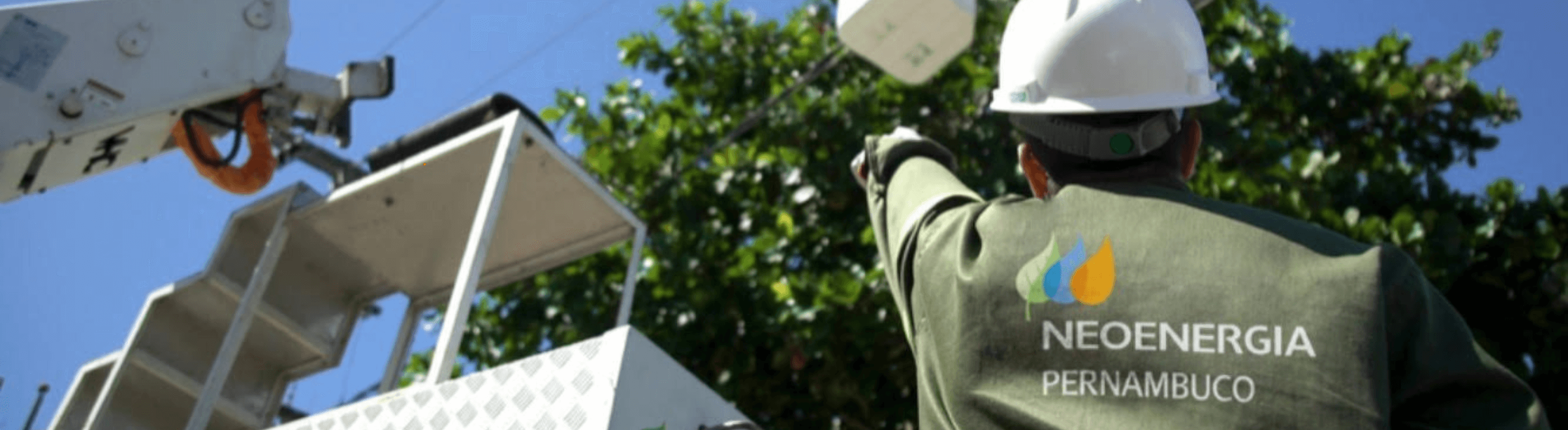 Técnico da Neoenergia Pernambuco inspecionando rede elétrica
