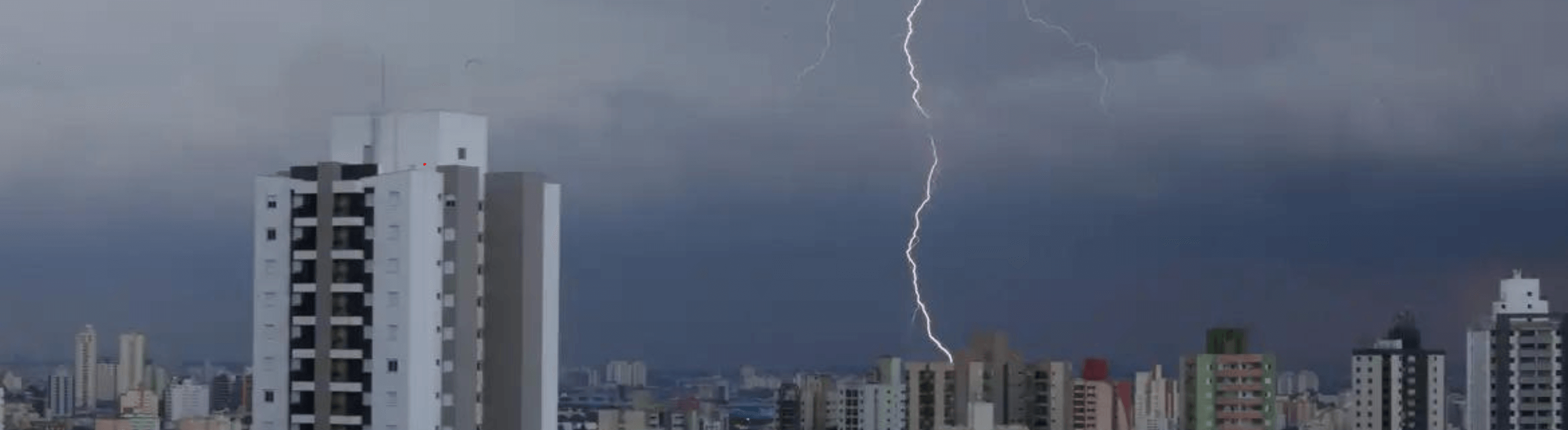 Raio atingindo cidade