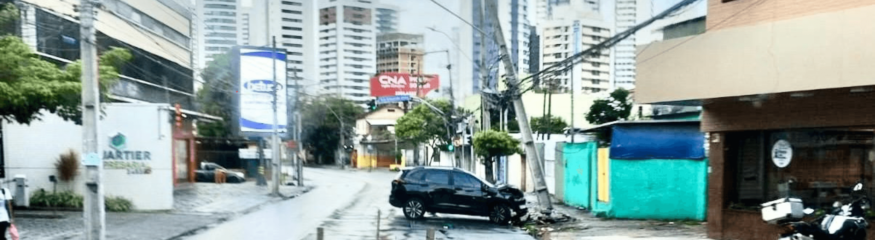 Carro batido em poste