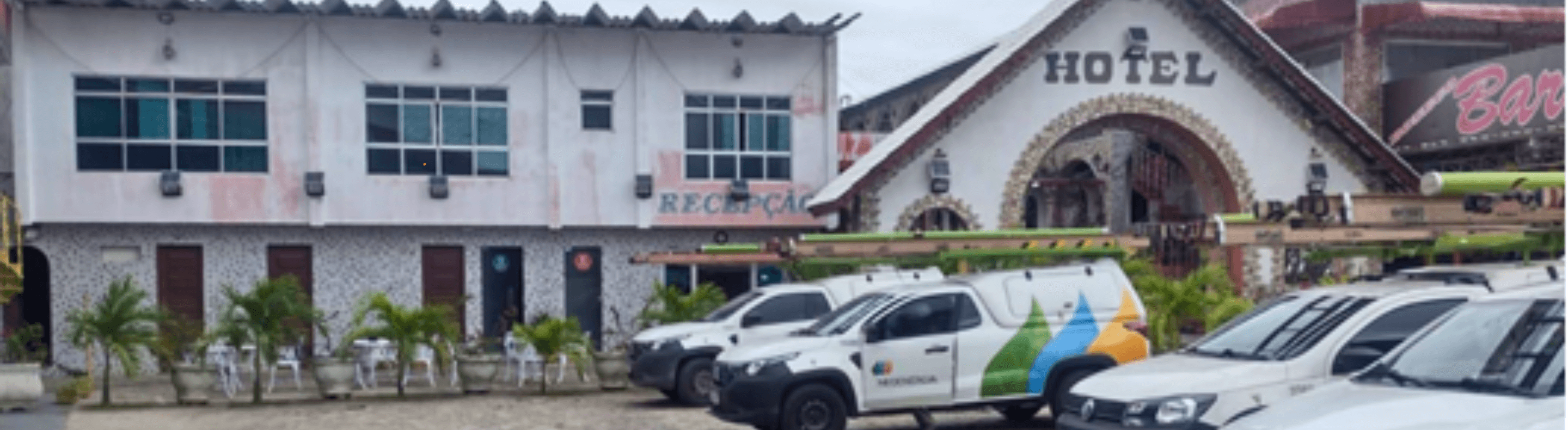 Carros da Neoenergia parados em frente a um hotel