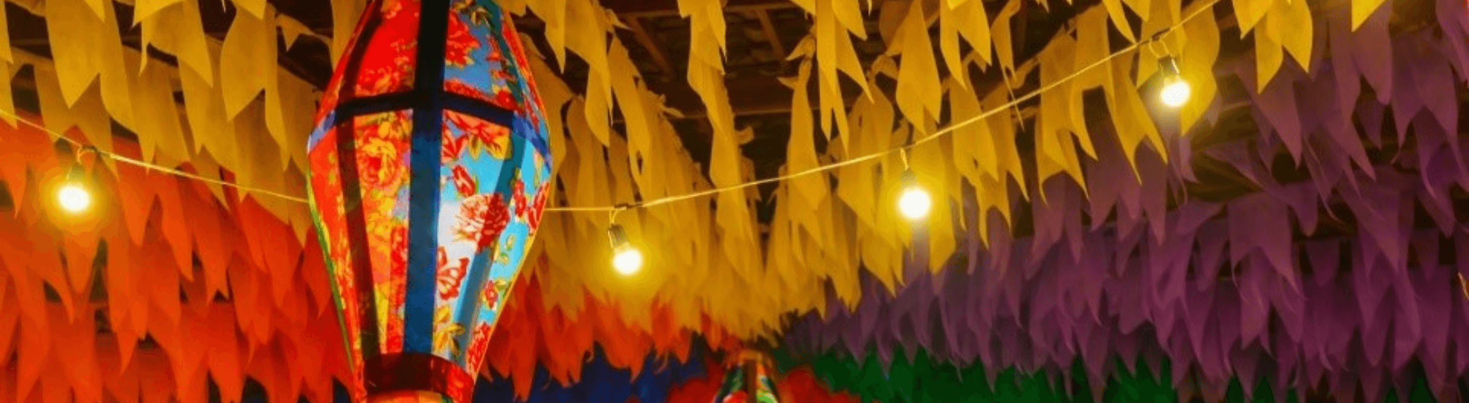 Balão, luzes e bandeirinhas coloridas de festa junina