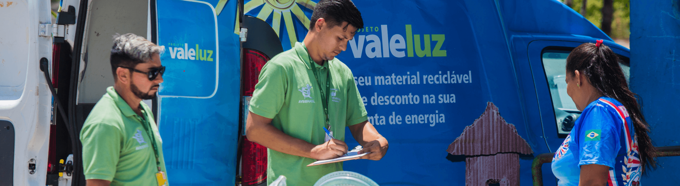 Colaboradores da Neoenergia auxiliando na coleta de resíduos recicláveis