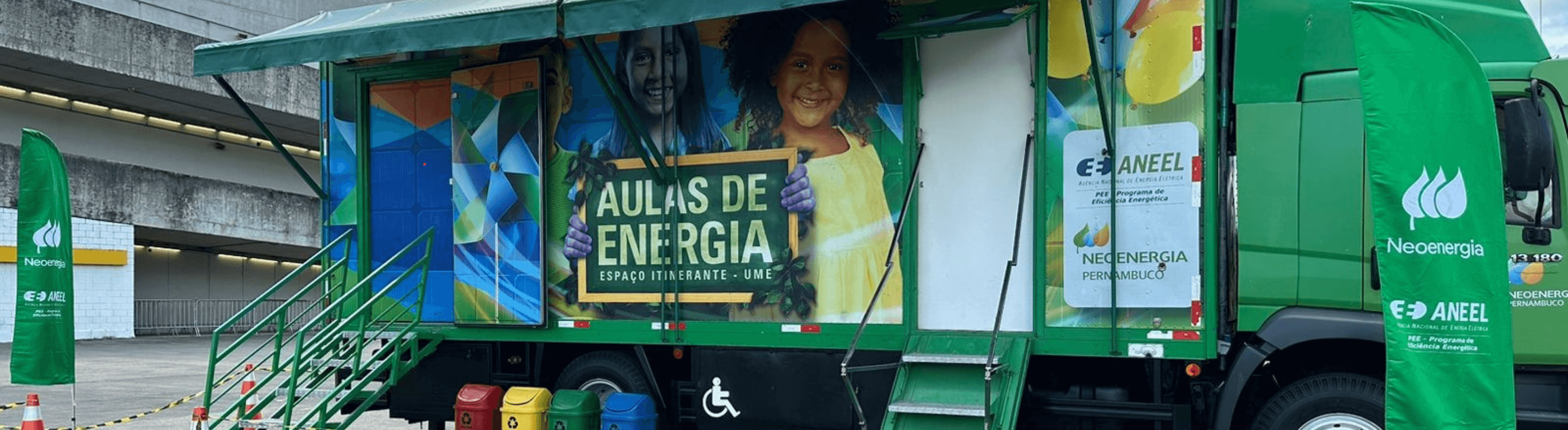 Caminhão do Projeto Aulas de Energia da Neoenergia Pernambuco estacionado para atendimento