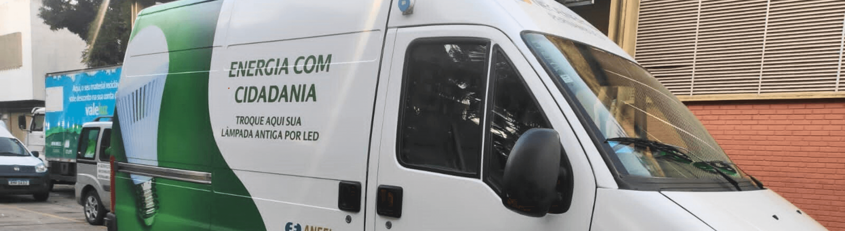 Van do Projeto Energia com Cidadania da Neoenergia Pernambuco estacionada na calçada para atendimento