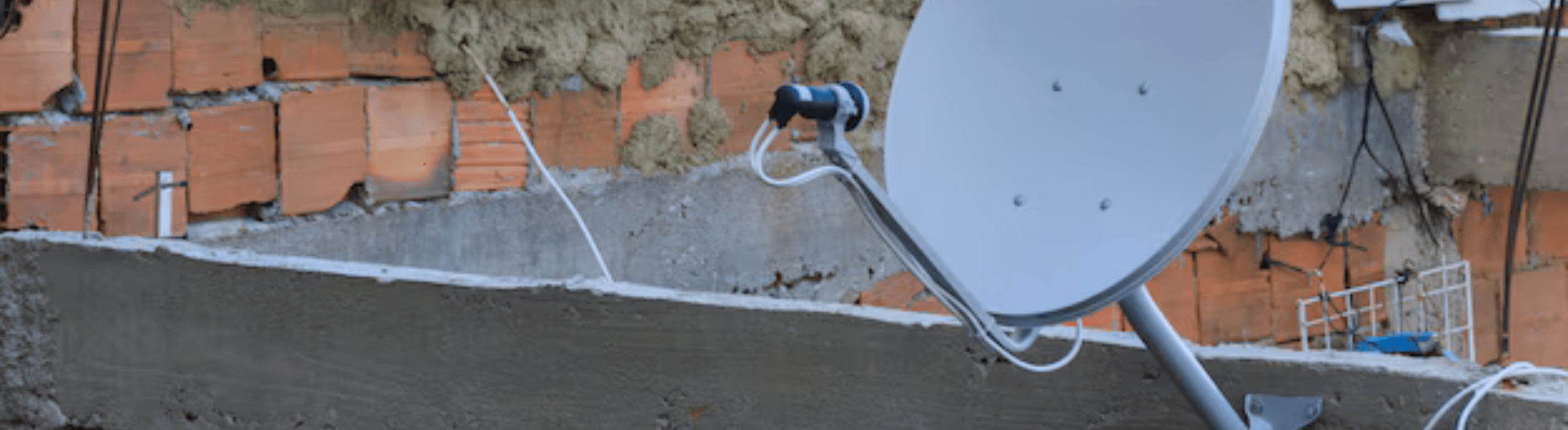 Antena instalada em telhado