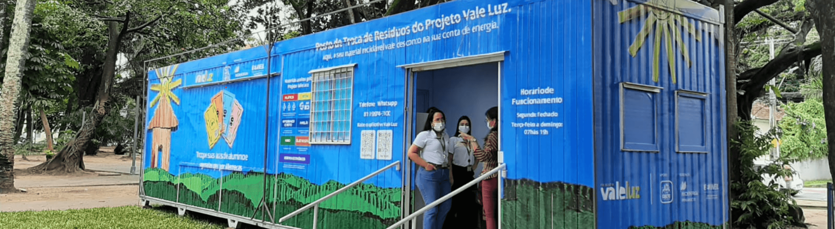 Container do Projeto Vale Luz dentro de uma praça arborizada