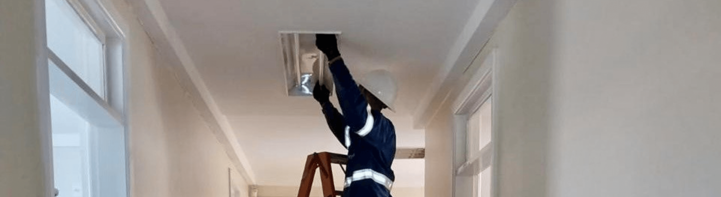 Equipe especializada trocando lâmpadas