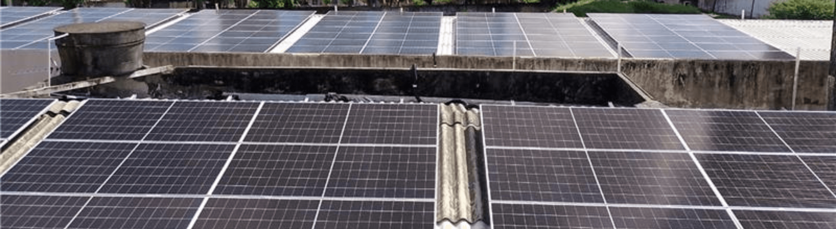 Placas solares em telhado