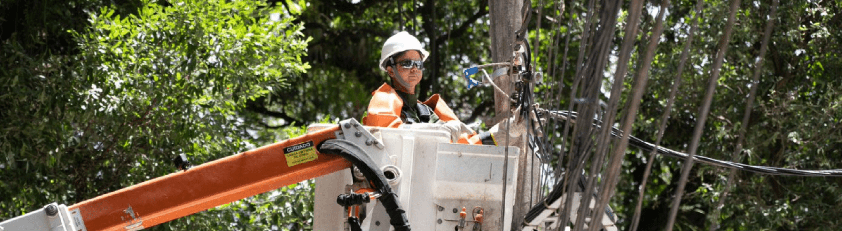 Eletricista da Neoenergia operando rede elétrica