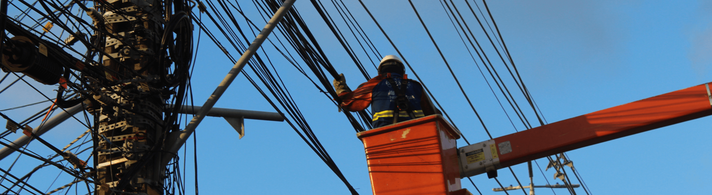 Neoenergia promove mutirão para retirada de fios de telecom irregulares nos postes de Petrolina e Lagoa Grande