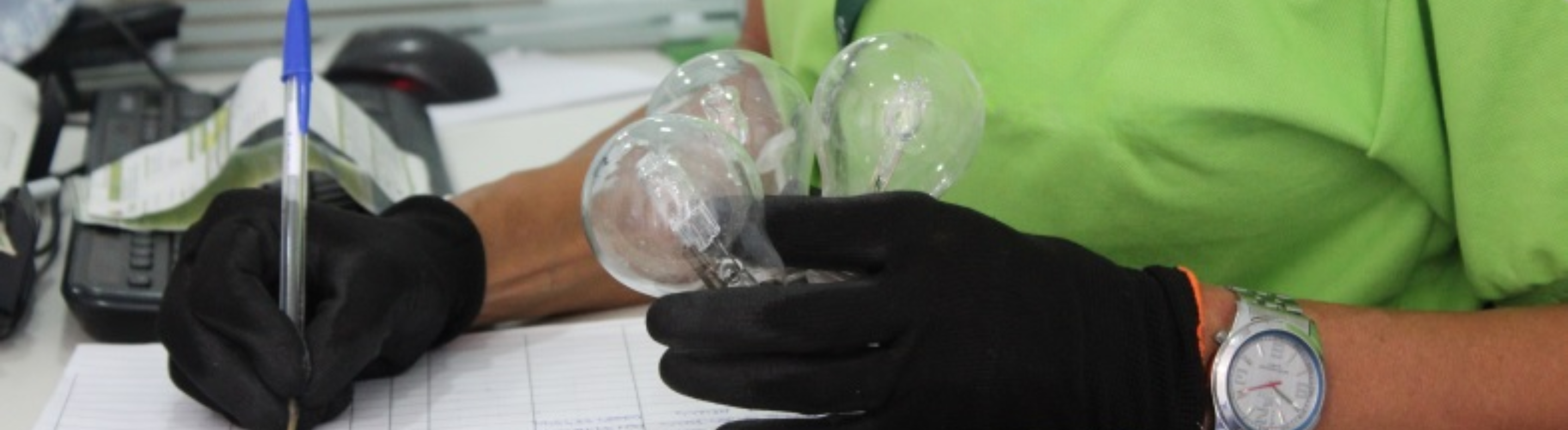 Funcionário da Neoenergia com lâmpadas na mão
