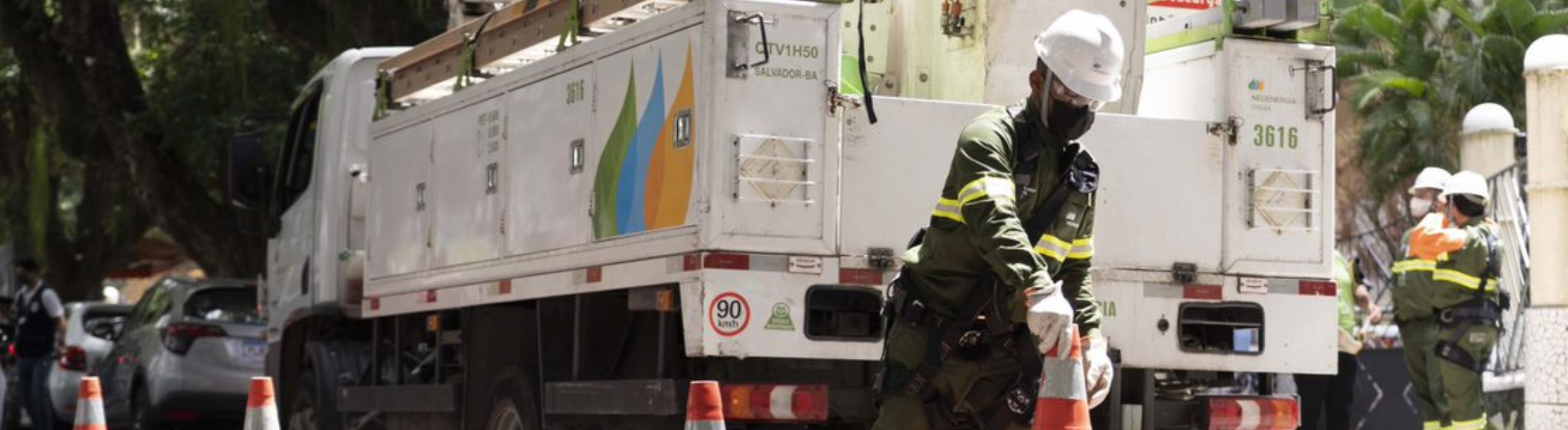 Eletricista da Neoenergia Coelba sinalizando o perímetro