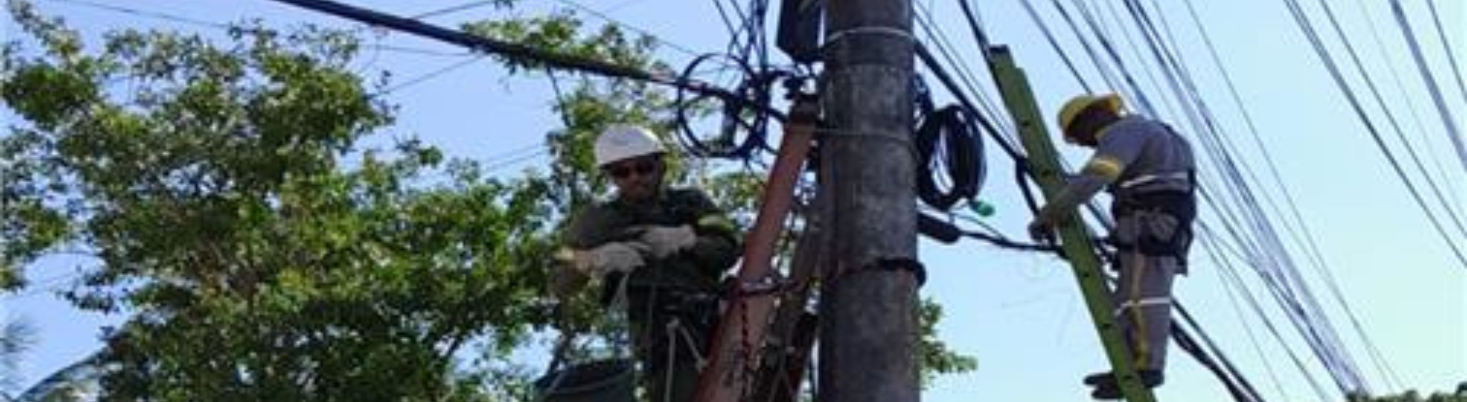 Eletricistas da Neoenergia Coelba realizando operações no poste