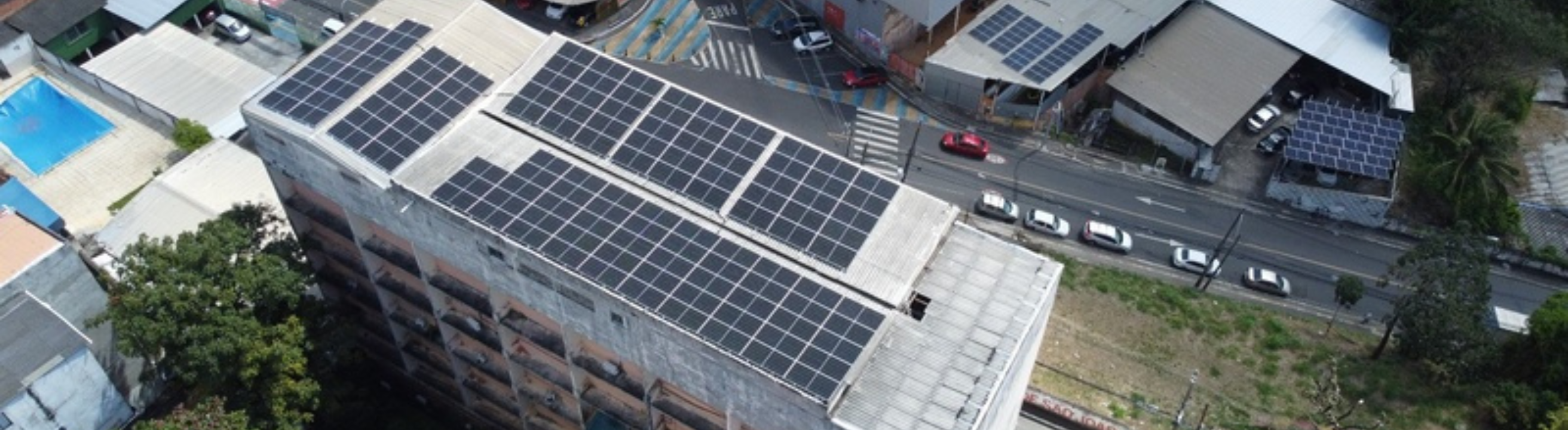 Prédio do Instituto de Cegos da Bahia com paineis fotovoltaicos