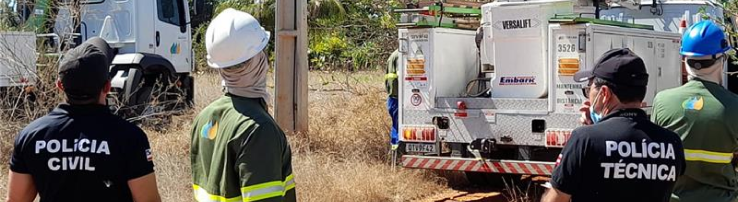 Equipes da Neoenergia Coelba e Polícia Civil em campo regularizando ligação clandestina