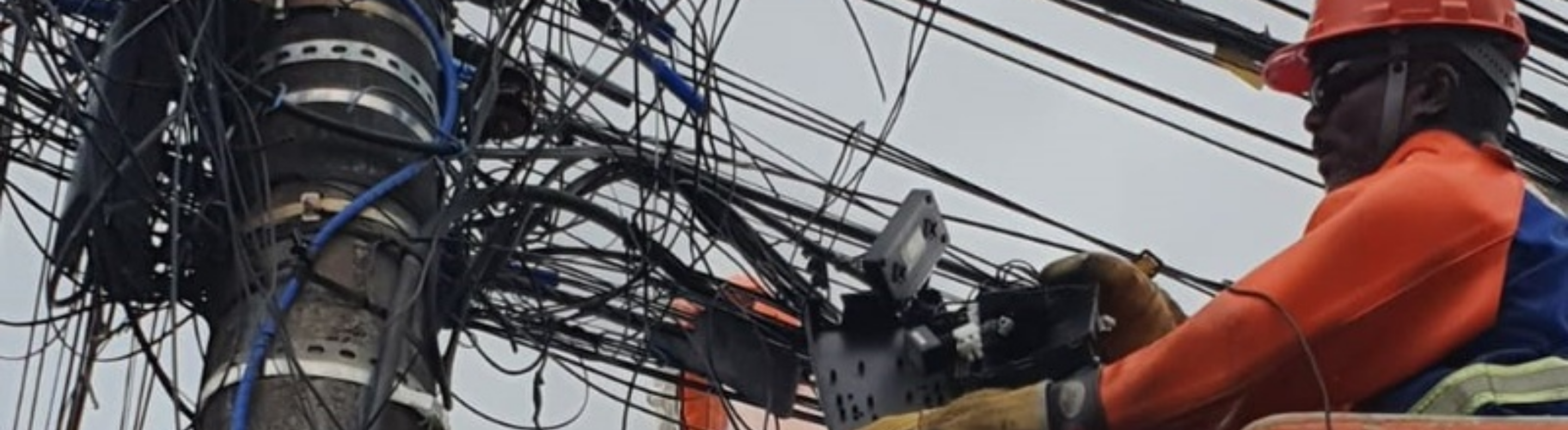 Eletricista da Neoenergia Coelba retirando ligações irregulares