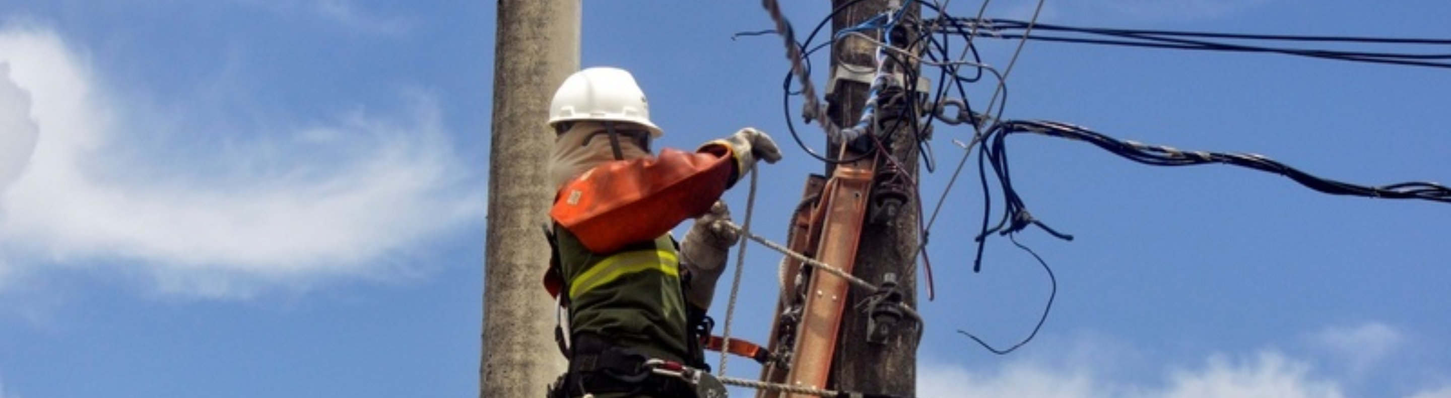 Eletricista da Neoenergia Coelba realizando operações no poste