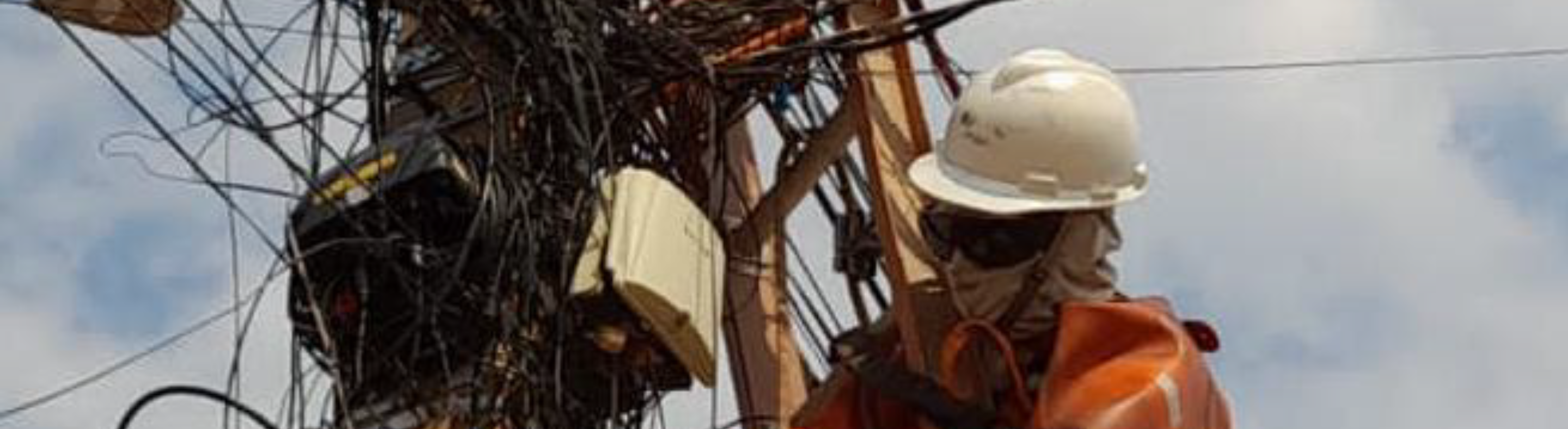 Eletricista da Neoenergia Coelba retirando ligações irregulares