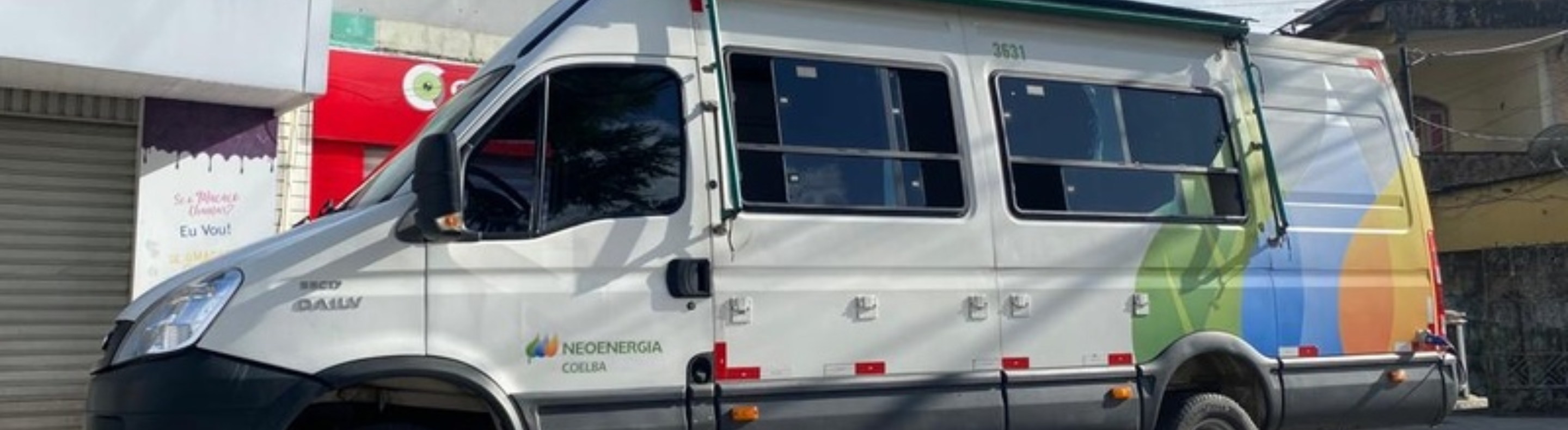 Unidade móvel da Neoenergia Coelba em atendimento