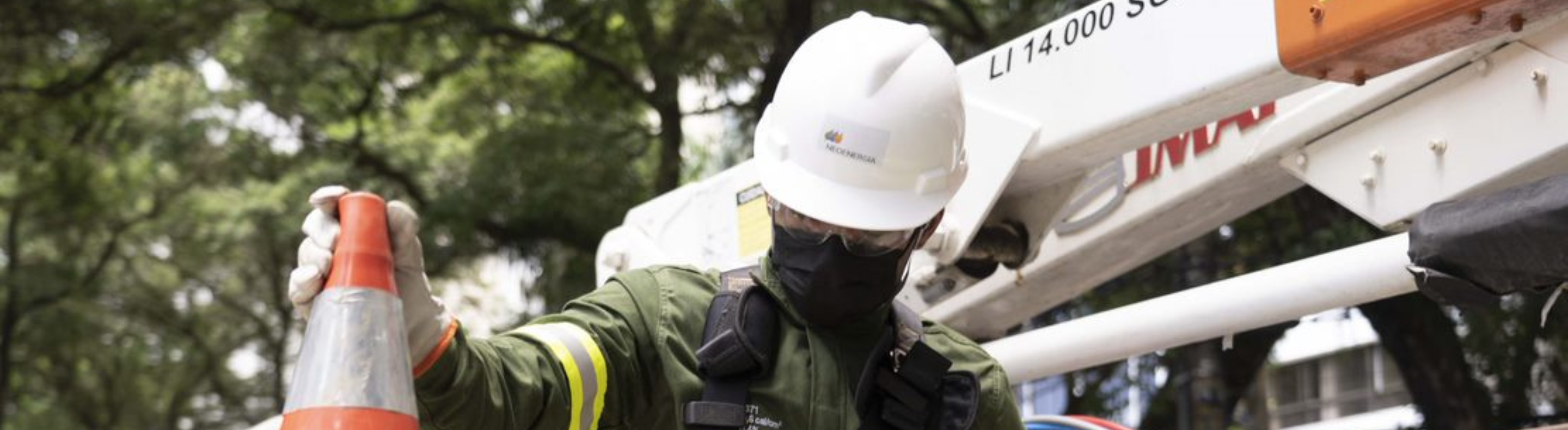 Eletricista da Neoenergia Coelba sinalizando o perímetro