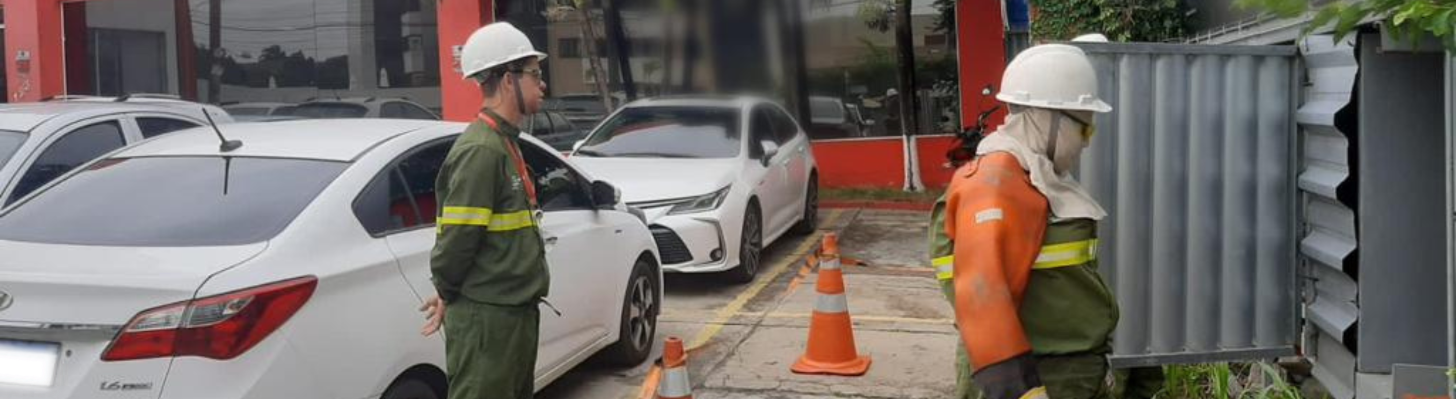 Eletricistas da Neoenergia Coelba realizando inspeção de corte de energia