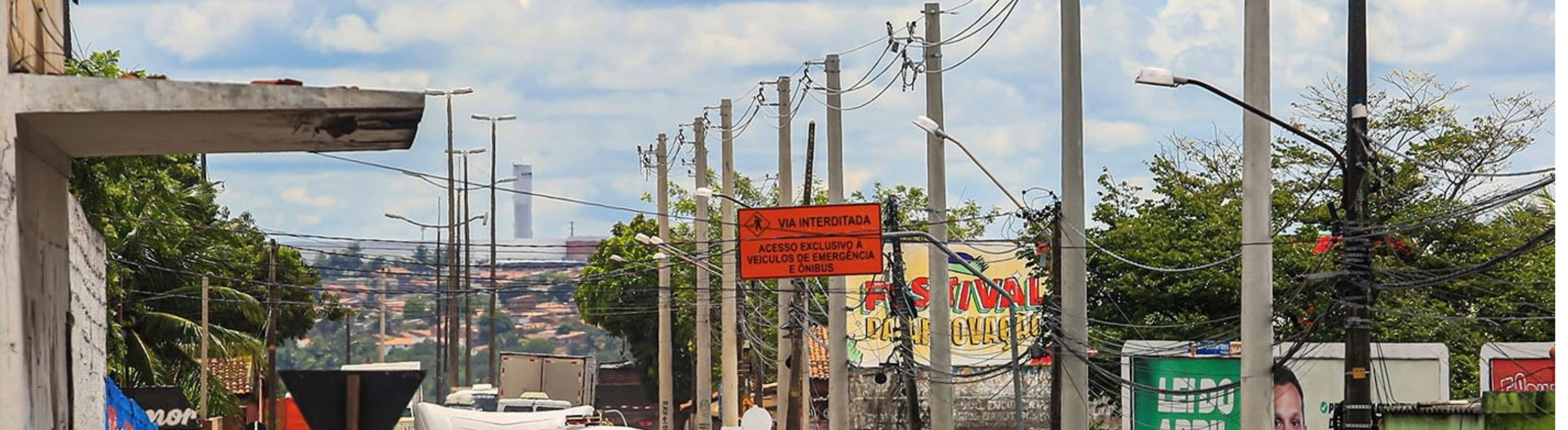 Imagem mostra trecho da Av. Felizardo Moura com novos postes instalados pela Neoenergia Cosern