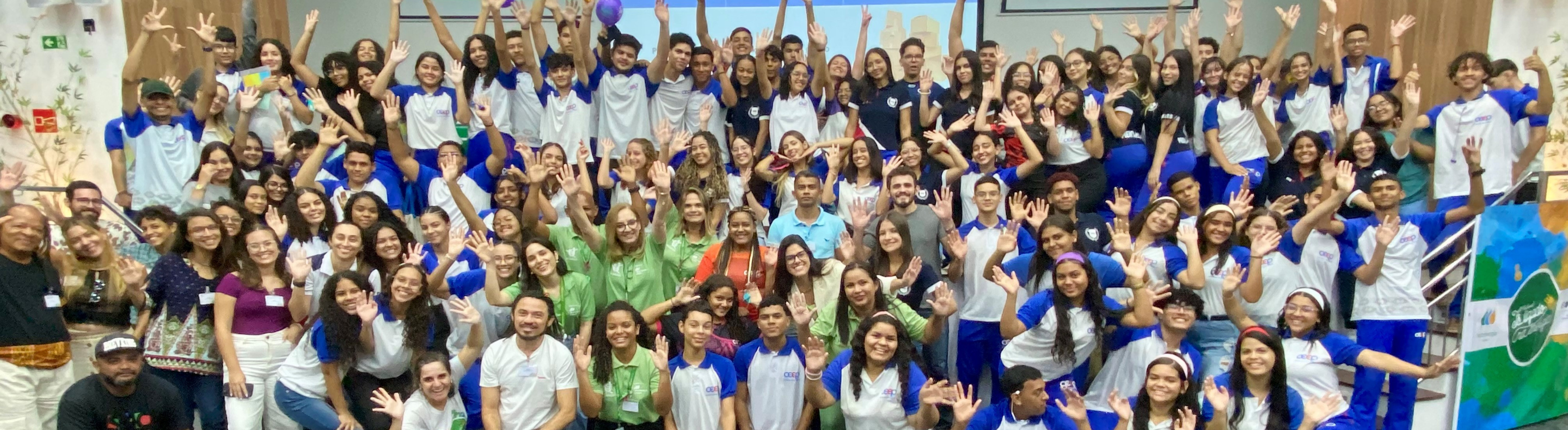 Imagem mostra estudantes do Ensino Médio do Centro Estadual de Educação Profissional Profa. Djanira Brasilino de Souza em evento na Neoenergia Cosern