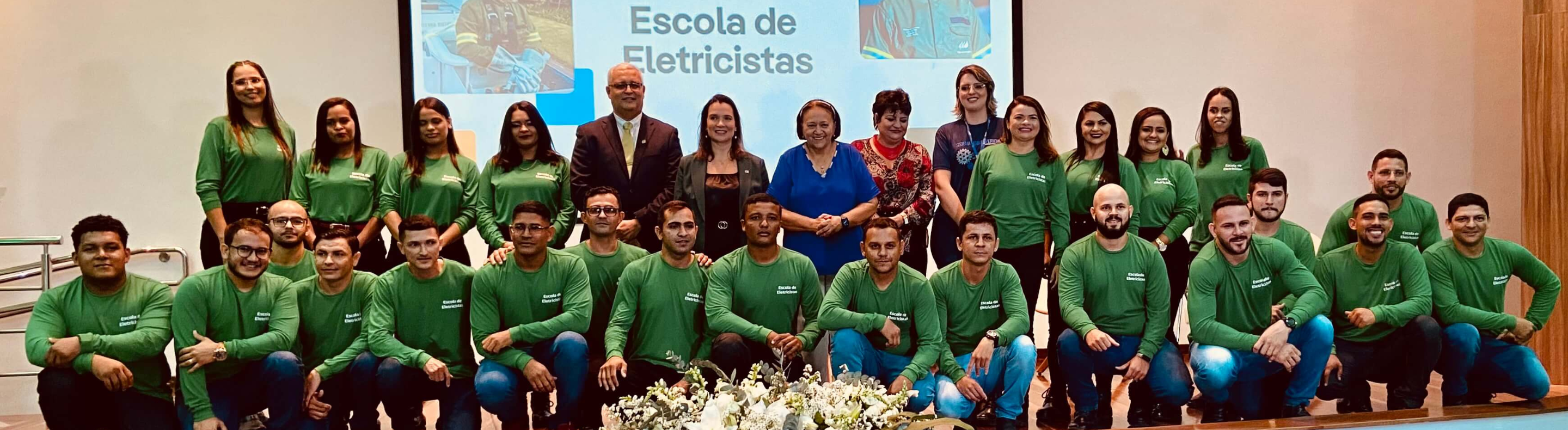 Imagem mostra os novos eletricistas formados pela Neoenergia Cosern e SENAI-RN na formatura com autoridades da empresa e políticos