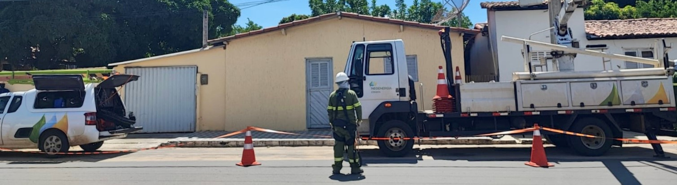 Imagem mostra eletricista monitorando rede elétrica